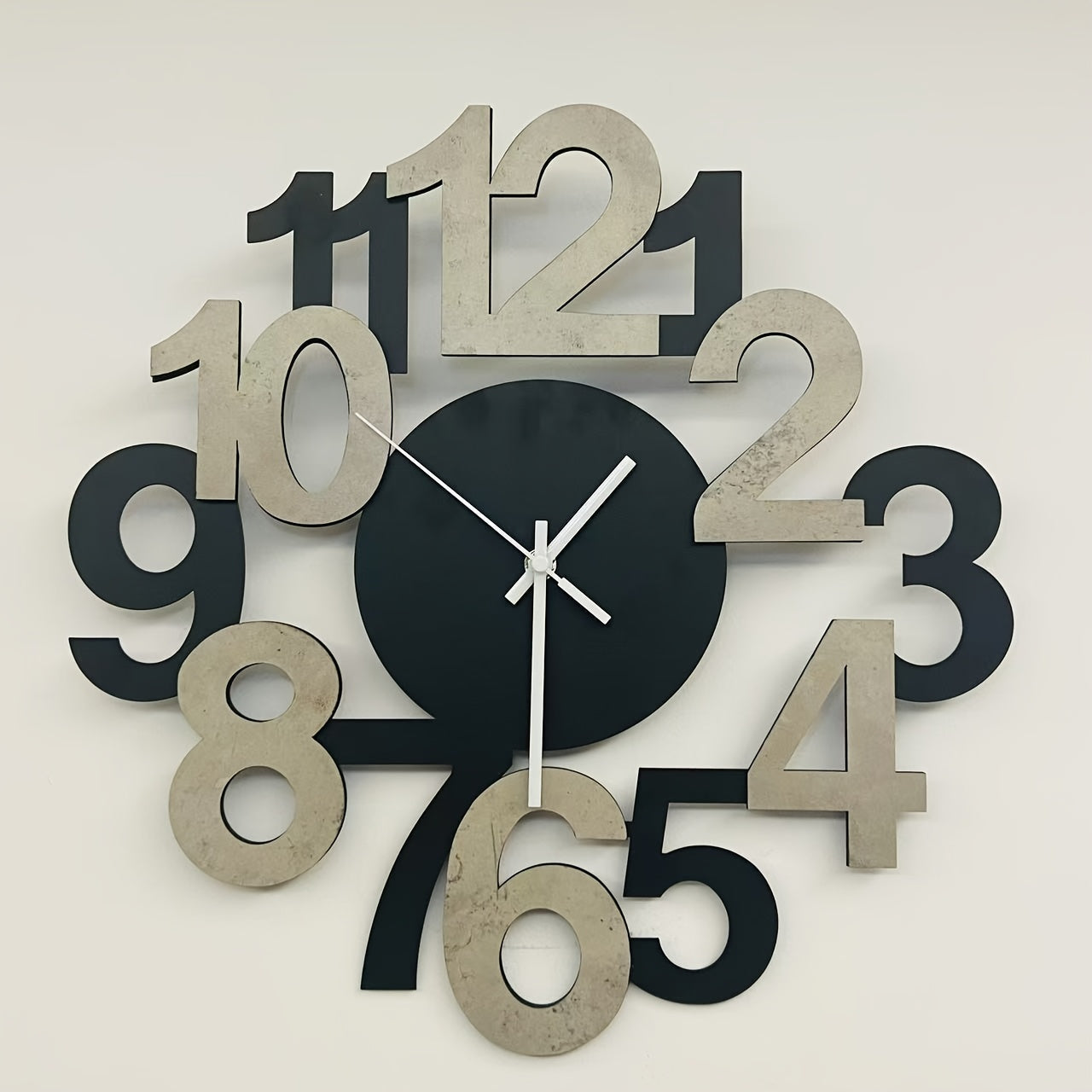 Moderne Metallwanduhr mit Asymmetrischer Digitaler Silhouette – Geräuschlos, Ideal für Küche, Wohnzimmer und Schlafzimmer