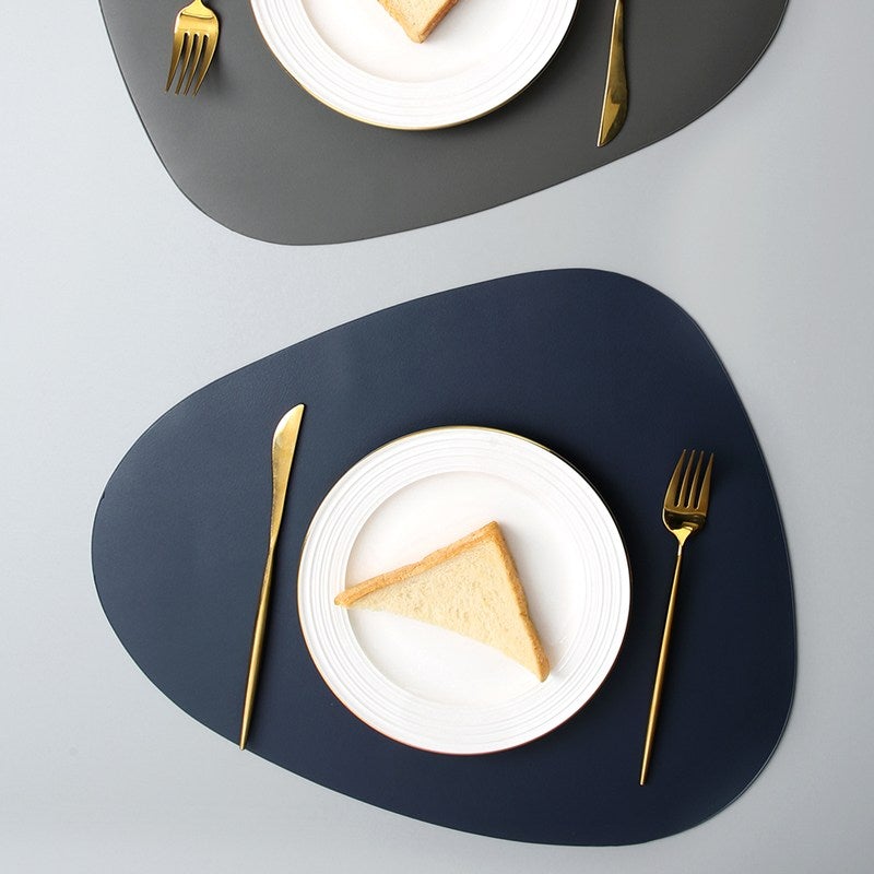 Unregelmäßige Tischmatte aus Kunstleder – Stilvolle Platzmatte für Esszimmer, 36,5 x 45 cm, Schwarz, Leicht zu Reinigen