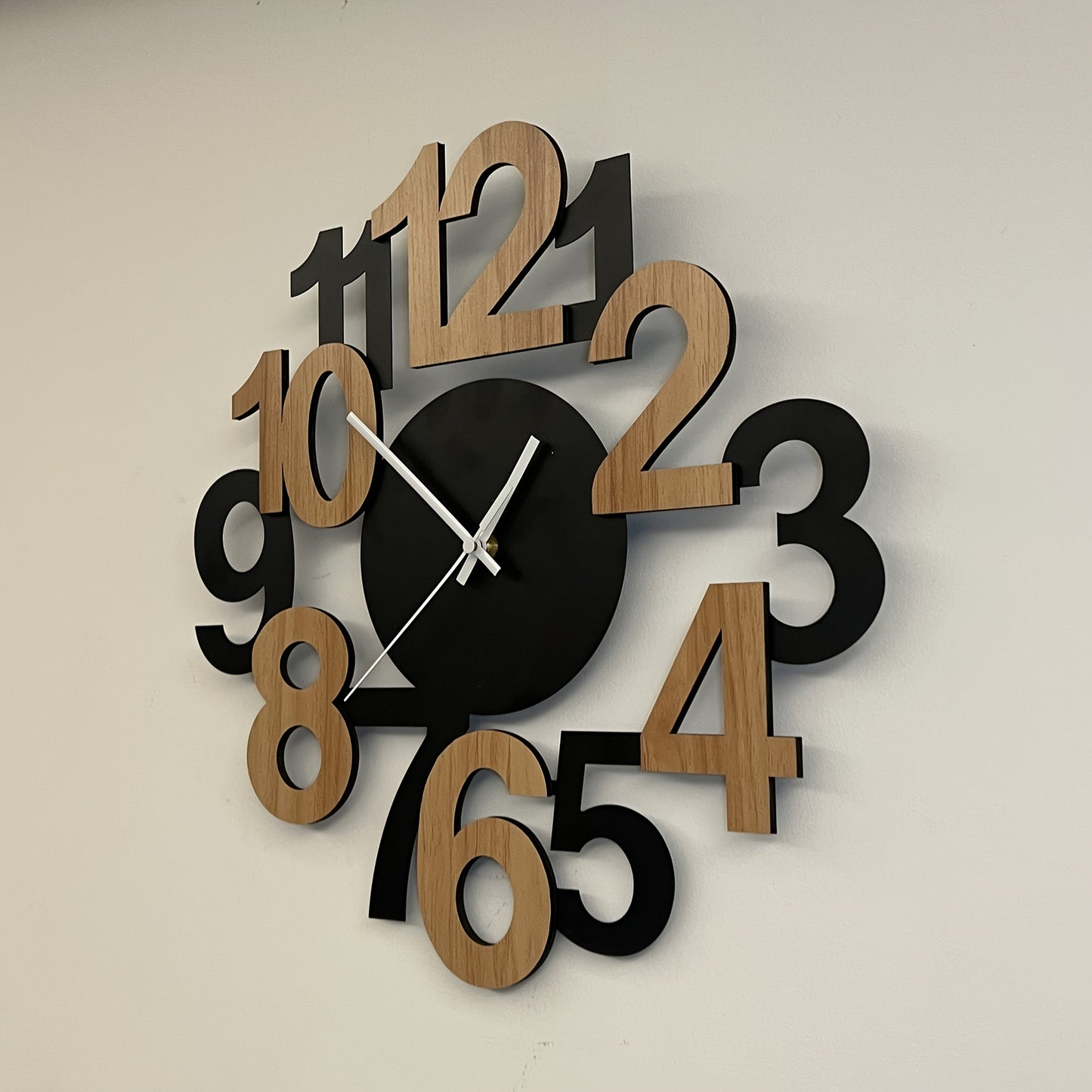 Moderne Metallwanduhr mit Asymmetrischer Digitaler Silhouette – Geräuschlos, Ideal für Küche, Wohnzimmer und Schlafzimmer