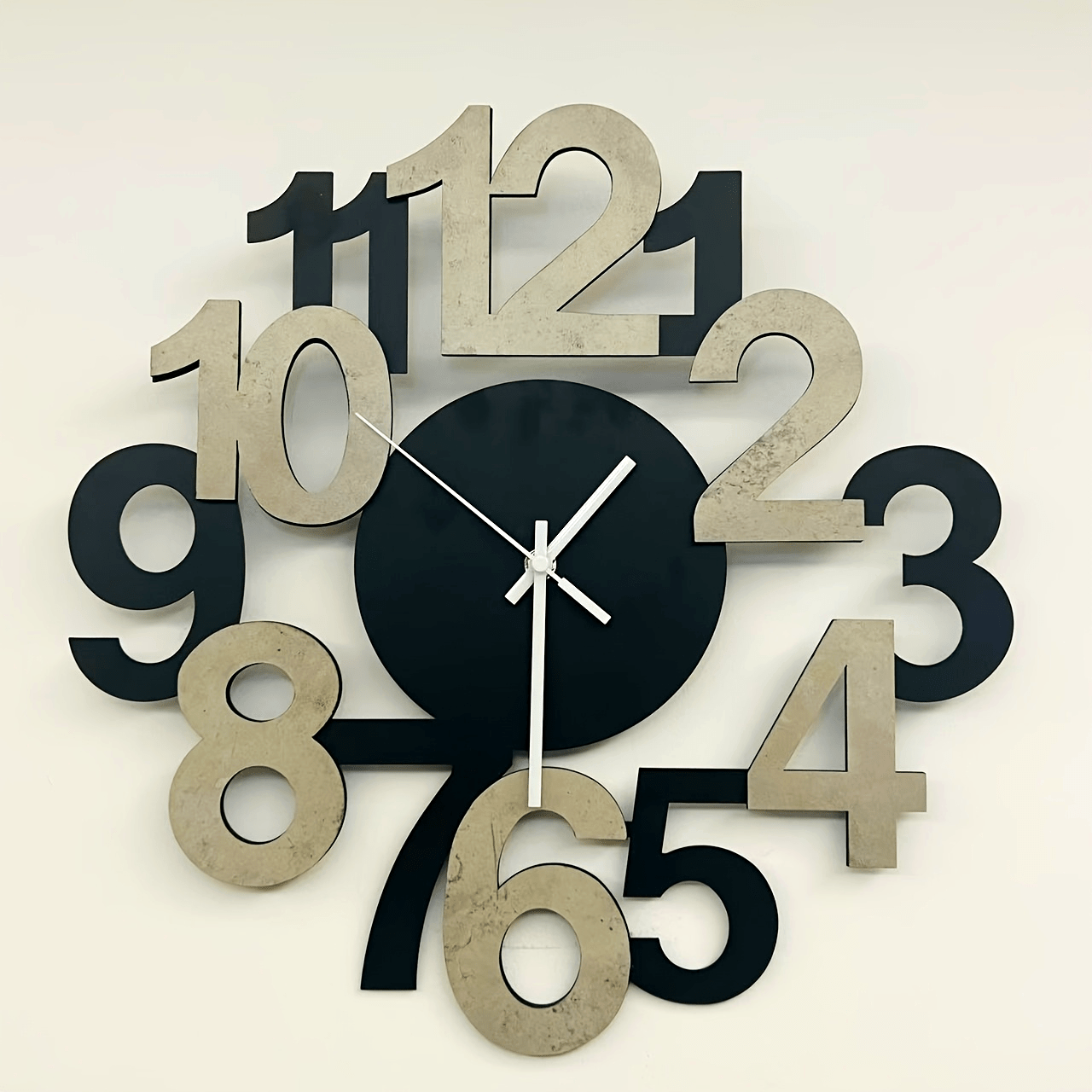 Moderne Metallwanduhr mit Asymmetrischer Digitaler Silhouette – Geräuschlos, Ideal für Küche, Wohnzimmer und Schlafzimmer